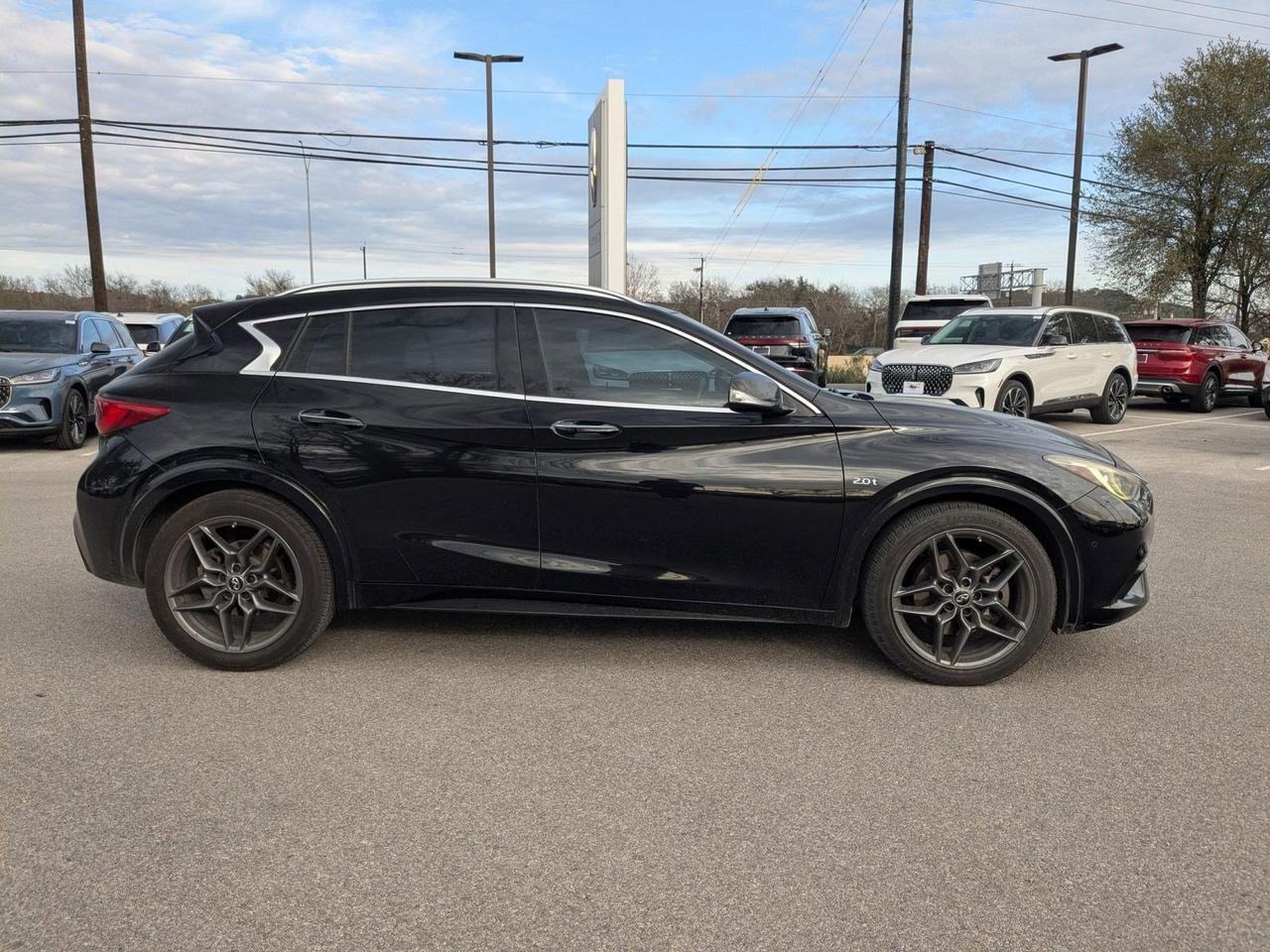 2017 INFINITI QX30 Premium