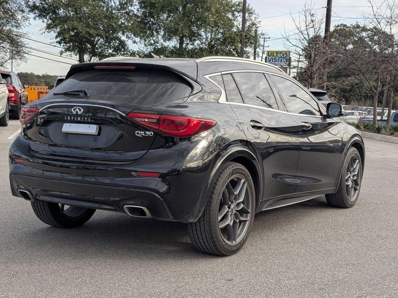 2017 INFINITI QX30 Premium