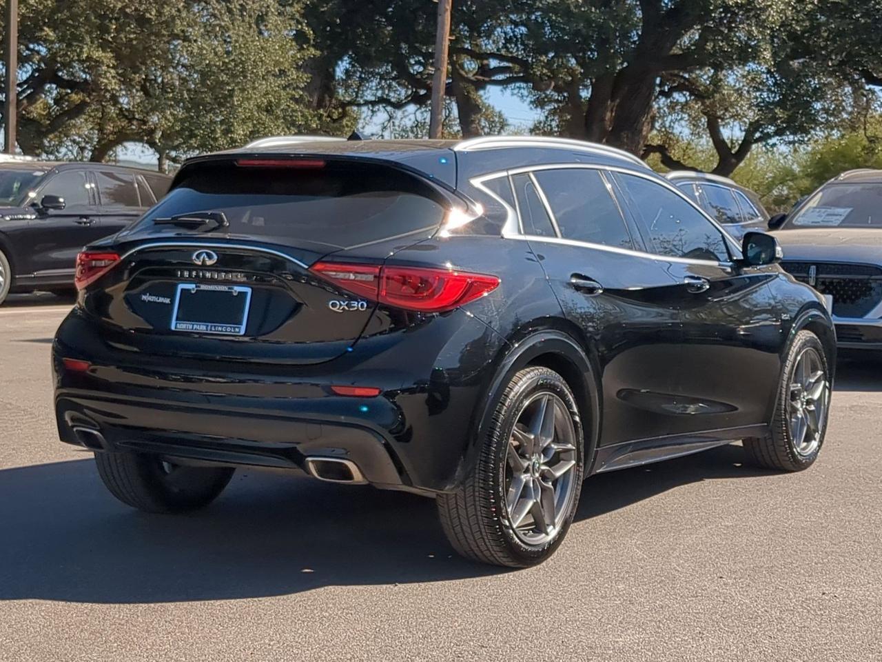 2017 INFINITI QX30 Premium