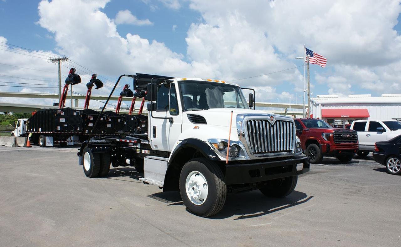 2017 International 7400 SBA 24,000 lb. Swaploader Hook-Lift Truck