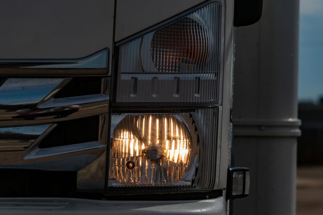 2017 Isuzu NPR H.D 16 Ft.Cube Van BCam Red Deer AB