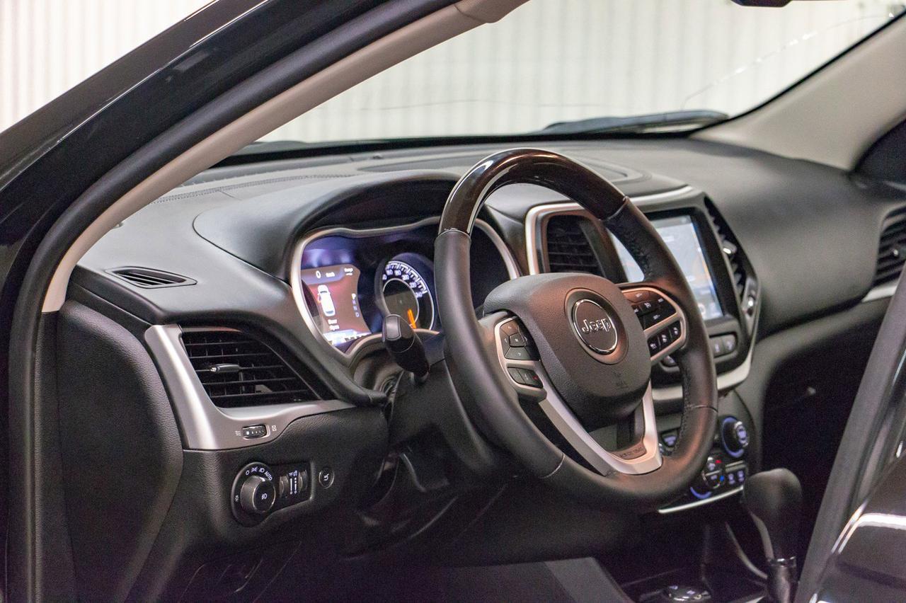 2017 Jeep Cherokee 4x4 Overland Leather Roof Nav Red Deer AB