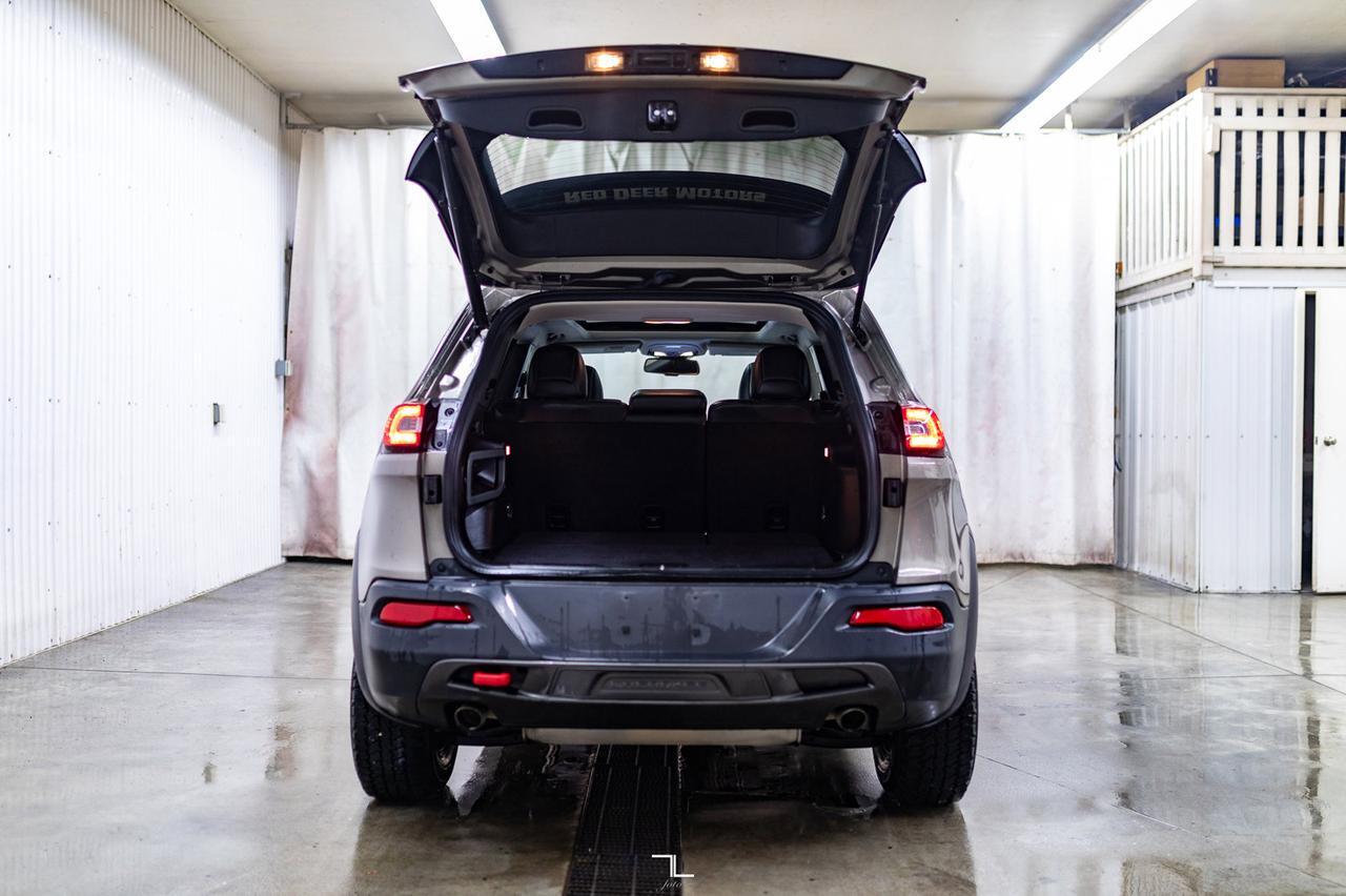 2017 Jeep Cherokee 4x4 Trailhawk Leather Roof Nav BCam Red Deer AB