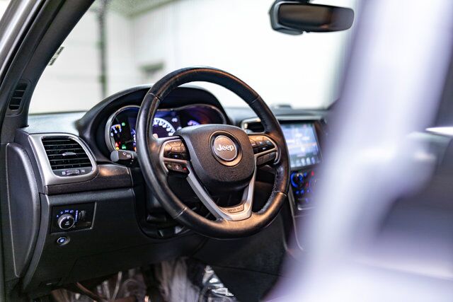 2017 Jeep Grand Cherokee 4x4 Altitude Leather Roof Nav BCam Red Deer AB