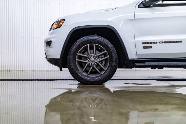 2017 Jeep Grand Cherokee 4x4 Laredo 75th Anniversary Nav Roof BCam Red Deer AB