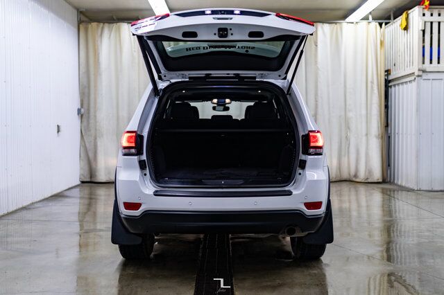 2017 Jeep Grand Cherokee 4x4 Laredo 75th Anniversary Nav Roof BCam Red Deer AB