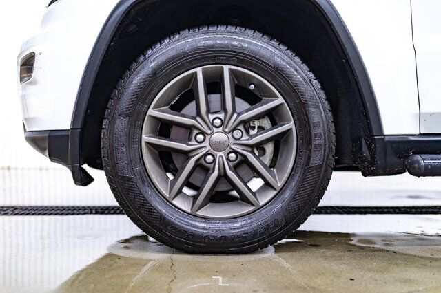 2017 Jeep Grand Cherokee 4x4 Laredo 75th Anniversary Nav Roof BCam Red Deer AB