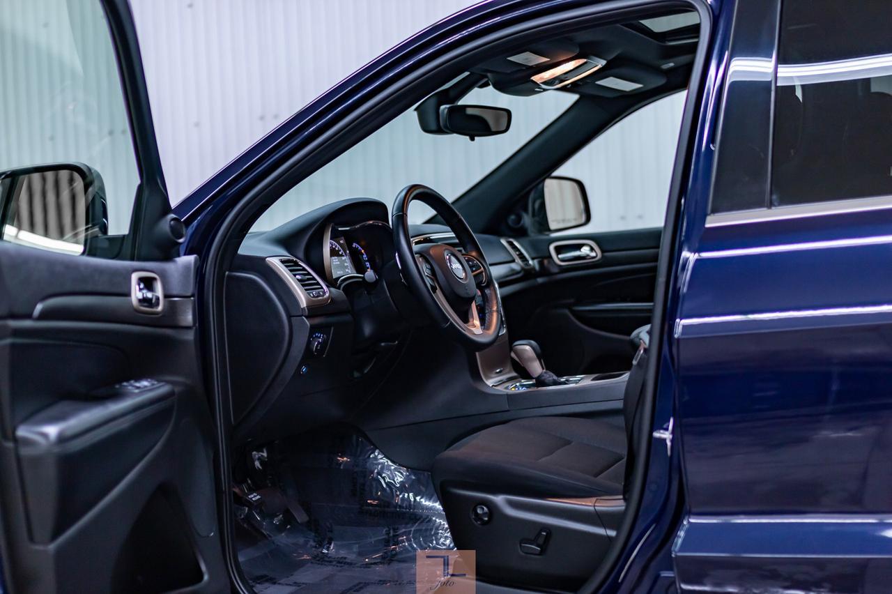 2017 Jeep Grand Cherokee AWD Laredo Roof BCam Red Deer AB