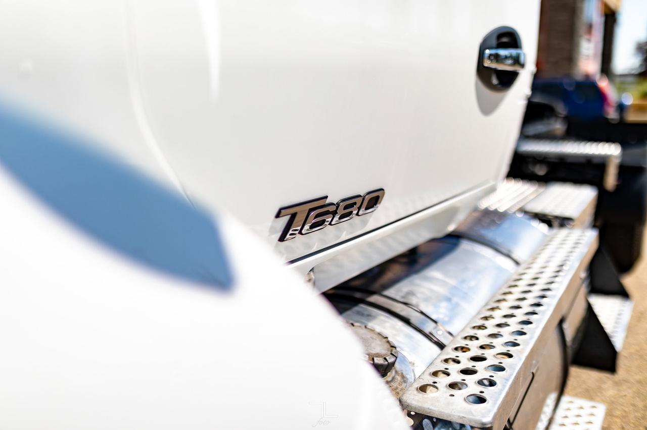 2017 Kenworth T-680 Daycab Tractor Red Deer AB