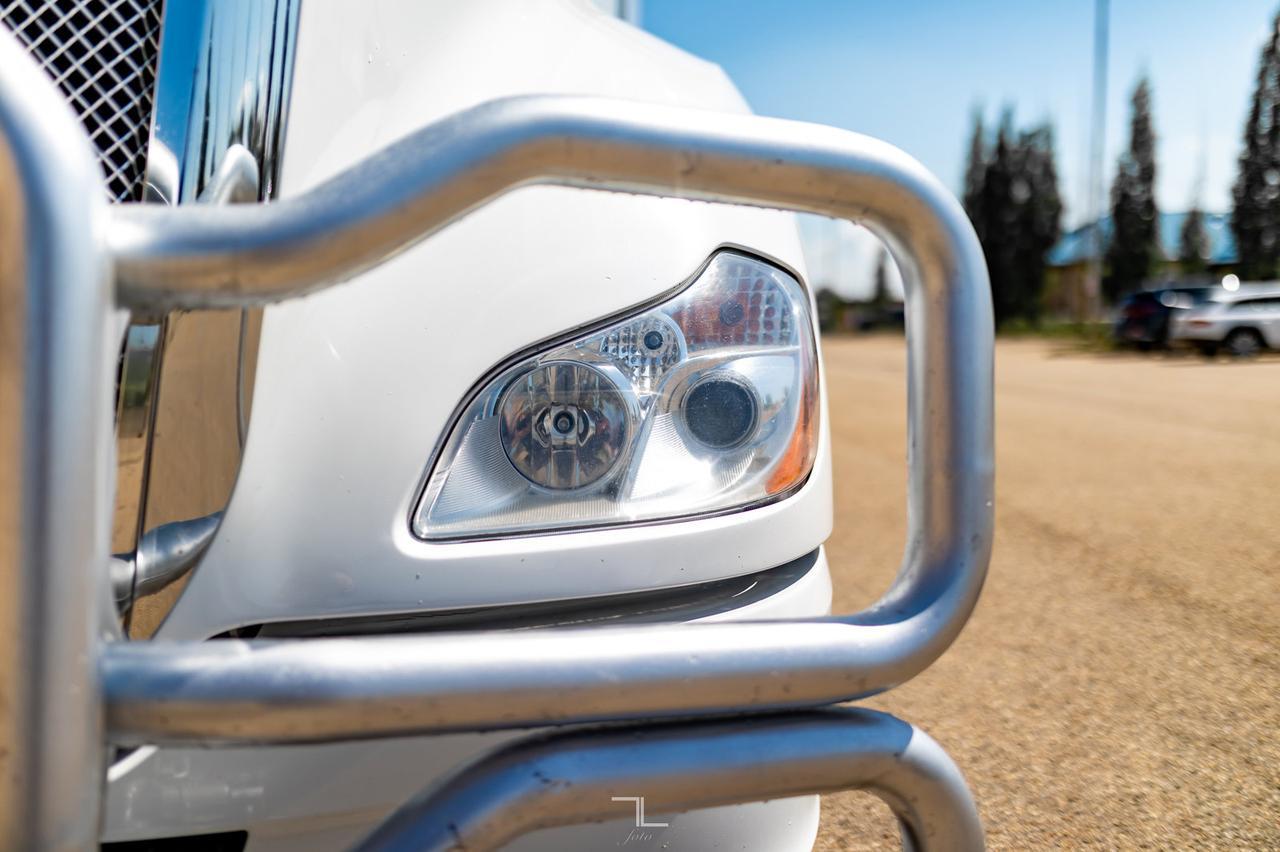 2017 Kenworth T-680 Daycab Tractor Red Deer AB