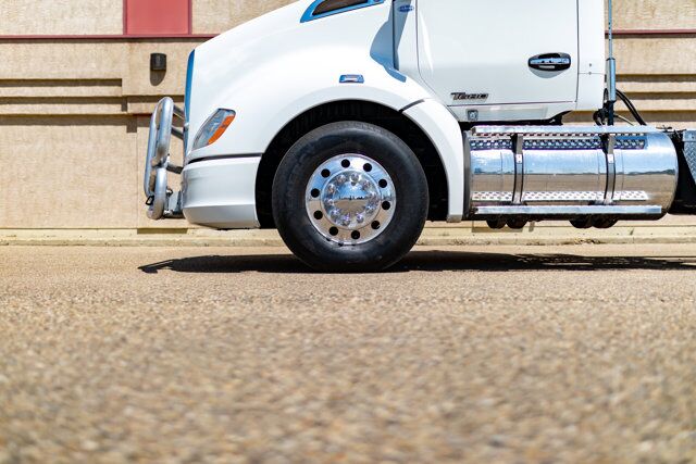 2017 Kenworth T-680 Daycab Tractor Red Deer AB