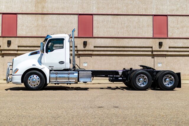 2017 Kenworth T-680 Daycab Tractor Red Deer AB