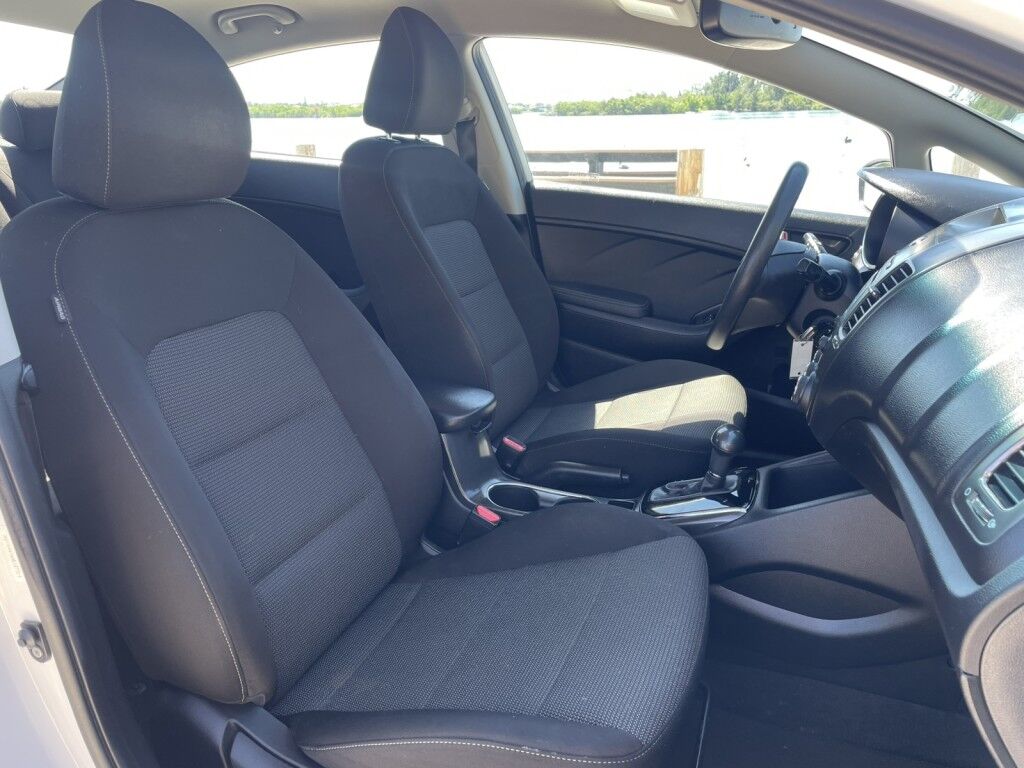 2017 Kia Forte LX Base photo 8