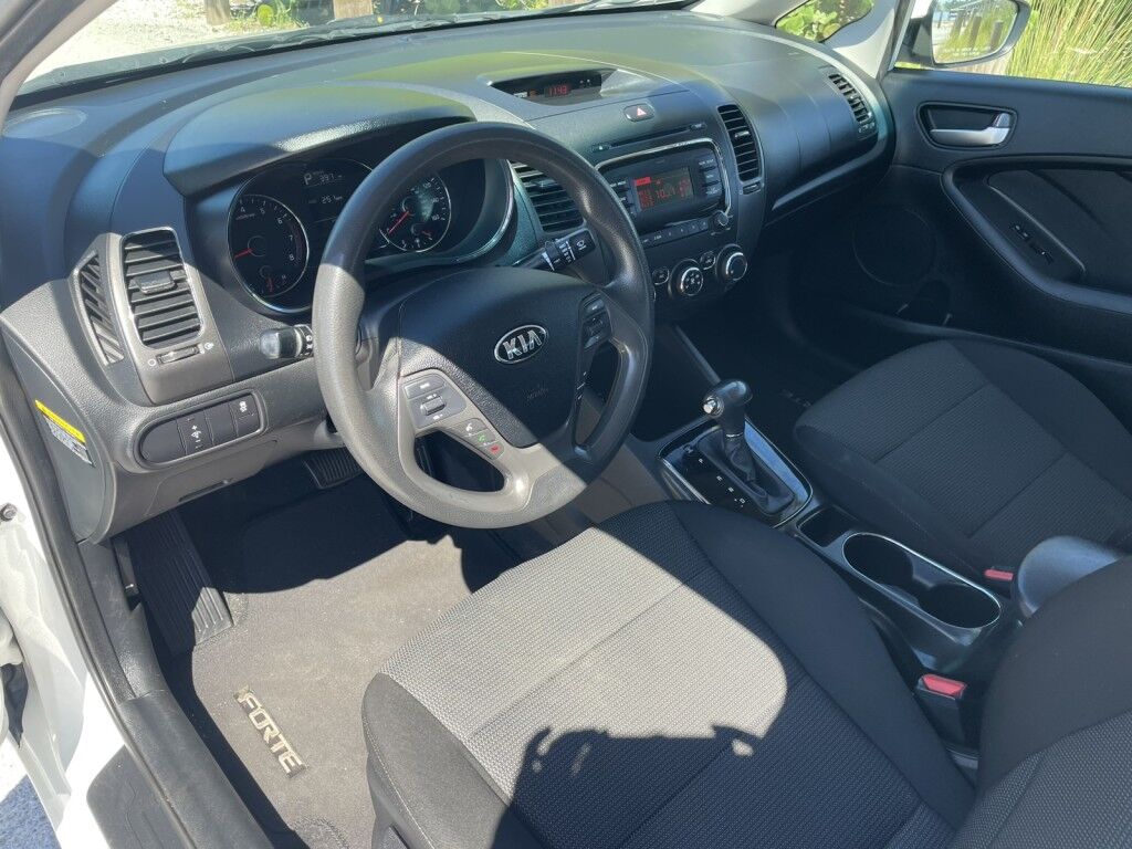2017 Kia Forte LX Base photo 9