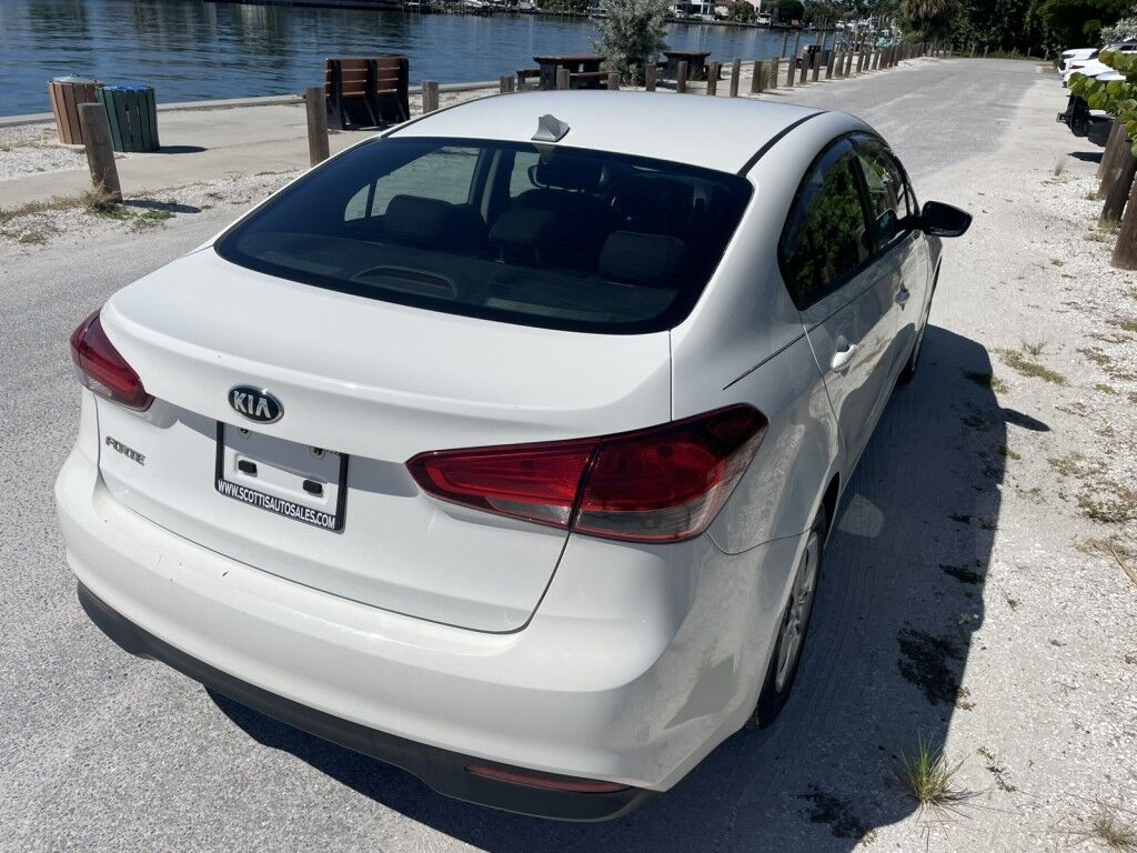 2017 Kia Forte LX Base photo 28