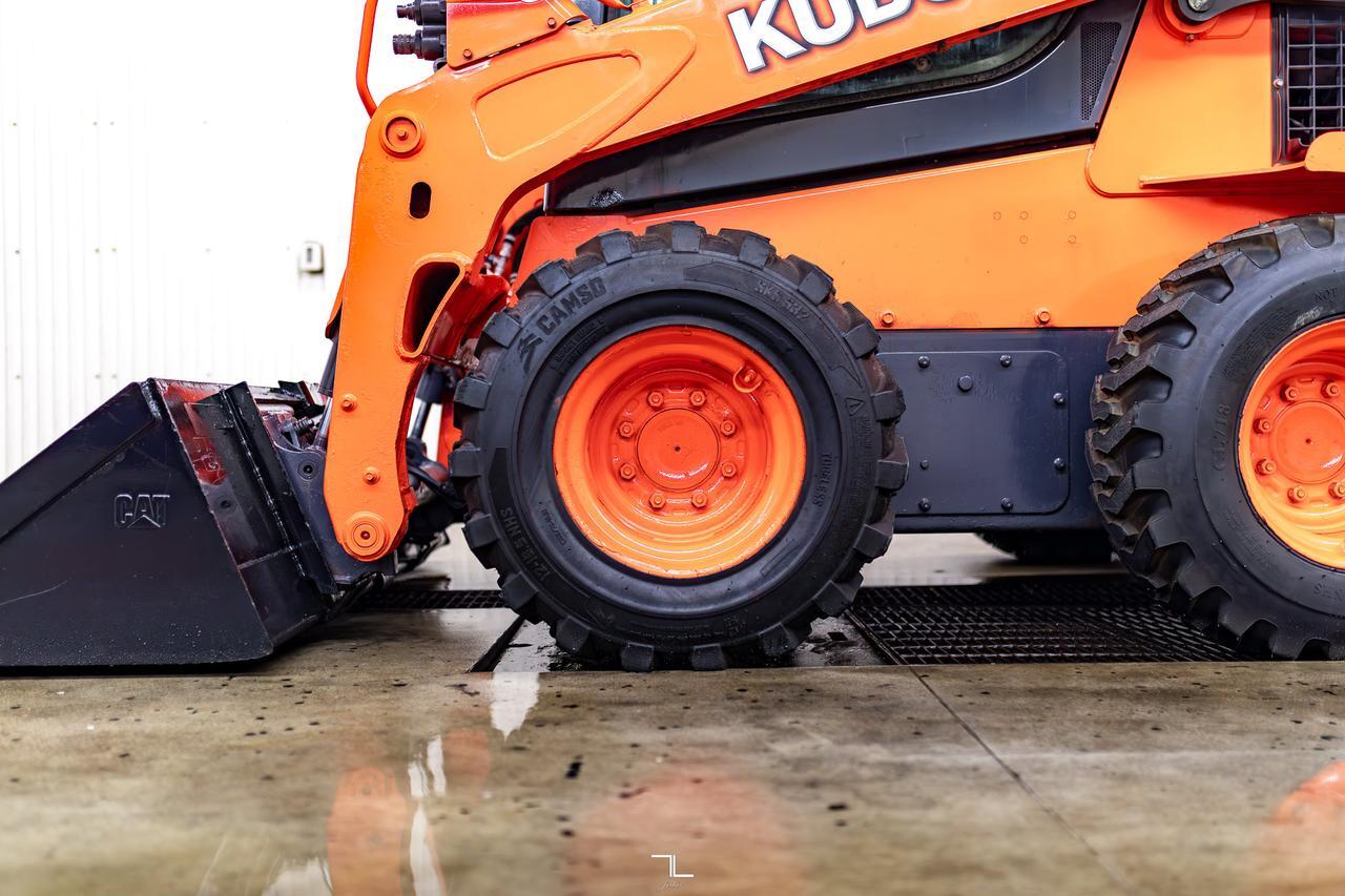 2017 Kubota SSV75 Skid Steer Loader Bucket Diesel Red Deer AB