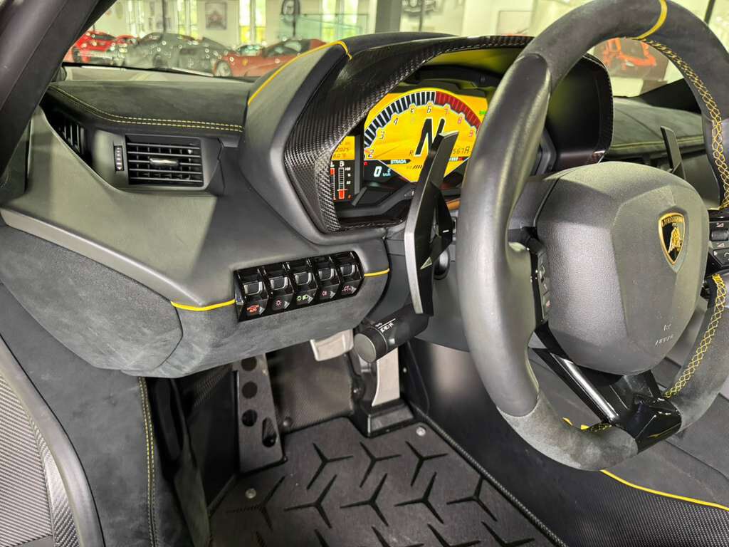 2017 Lamborghini Aventador SV Roadster, Nero Aldebaran paint, Sensonum audio system, carbon fiber racing seats AND MORE!! Fort Lauderdale FL