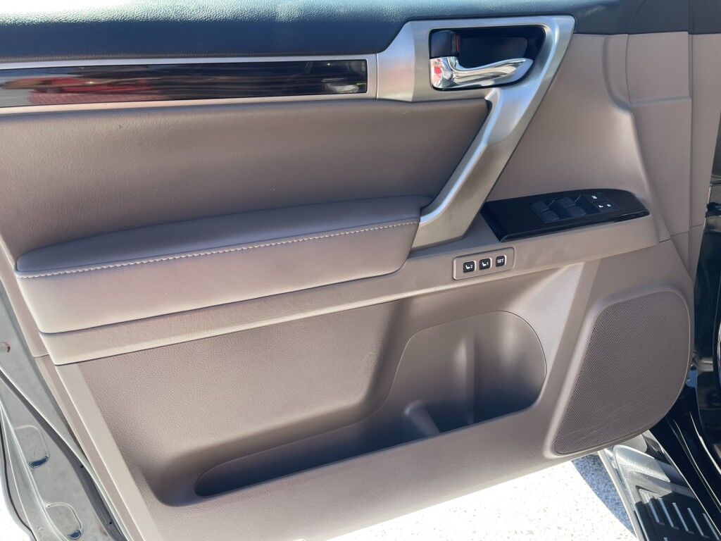 2017 Lexus GX ~ACTIVE PARKING SYSTEM~APPROACH LIGHTS~BLIND SPOT WARNING~BRAKING ASSIST~CRASH SENSORS~CRUISE CONTROL~DRIVER ASSISTANCE PACKAGE~LEATHER TRIMMED SEATS~NAVIGATION PACKAGE~REAR CROSS TRAFFIC ALERT~THIRD ROW SEATING~TRAILER WIRING Sarasota FL