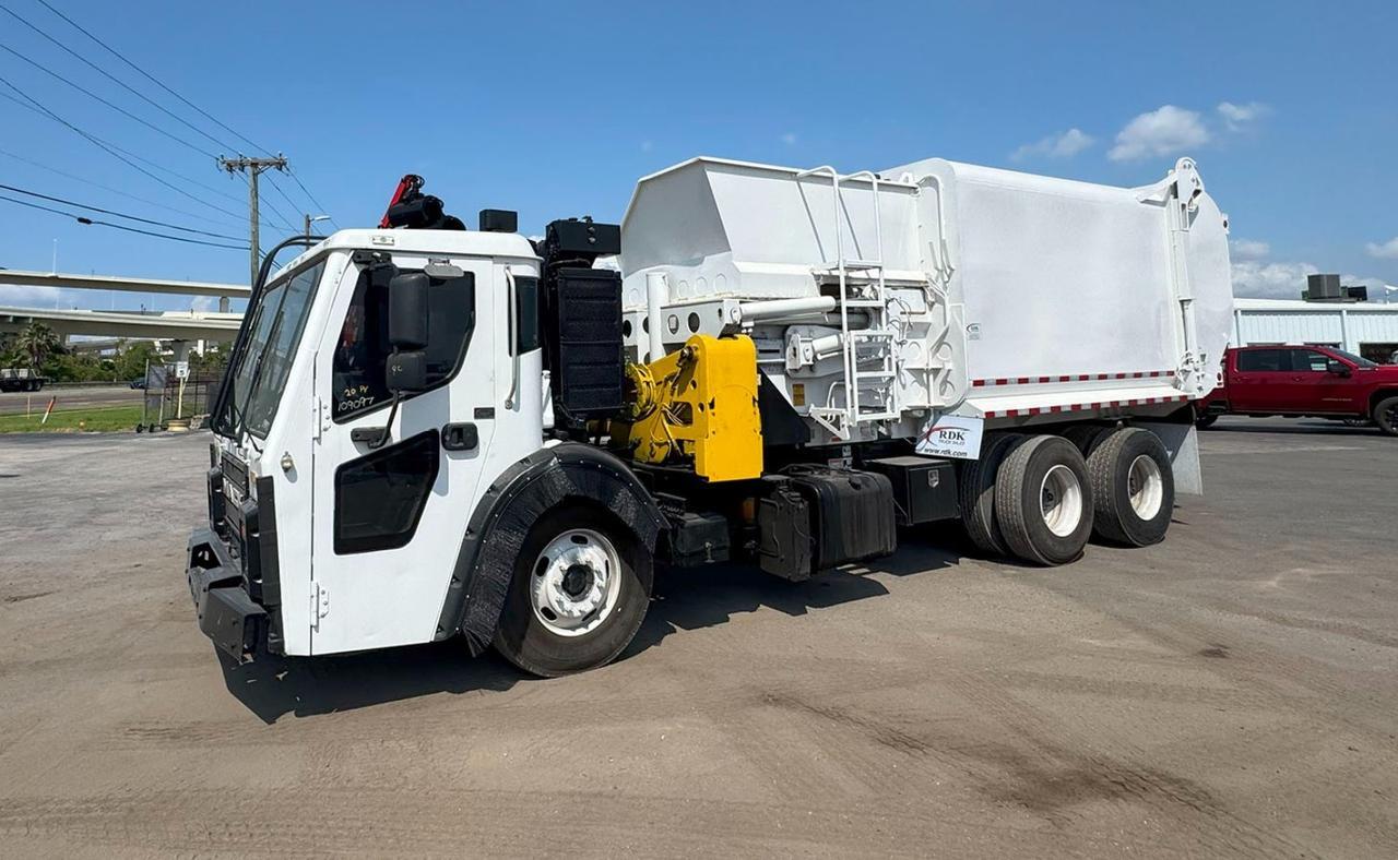 2017 Mack LR613 31 yd Dadee Scorpion Side Loader Garbage Truck Tampa FL