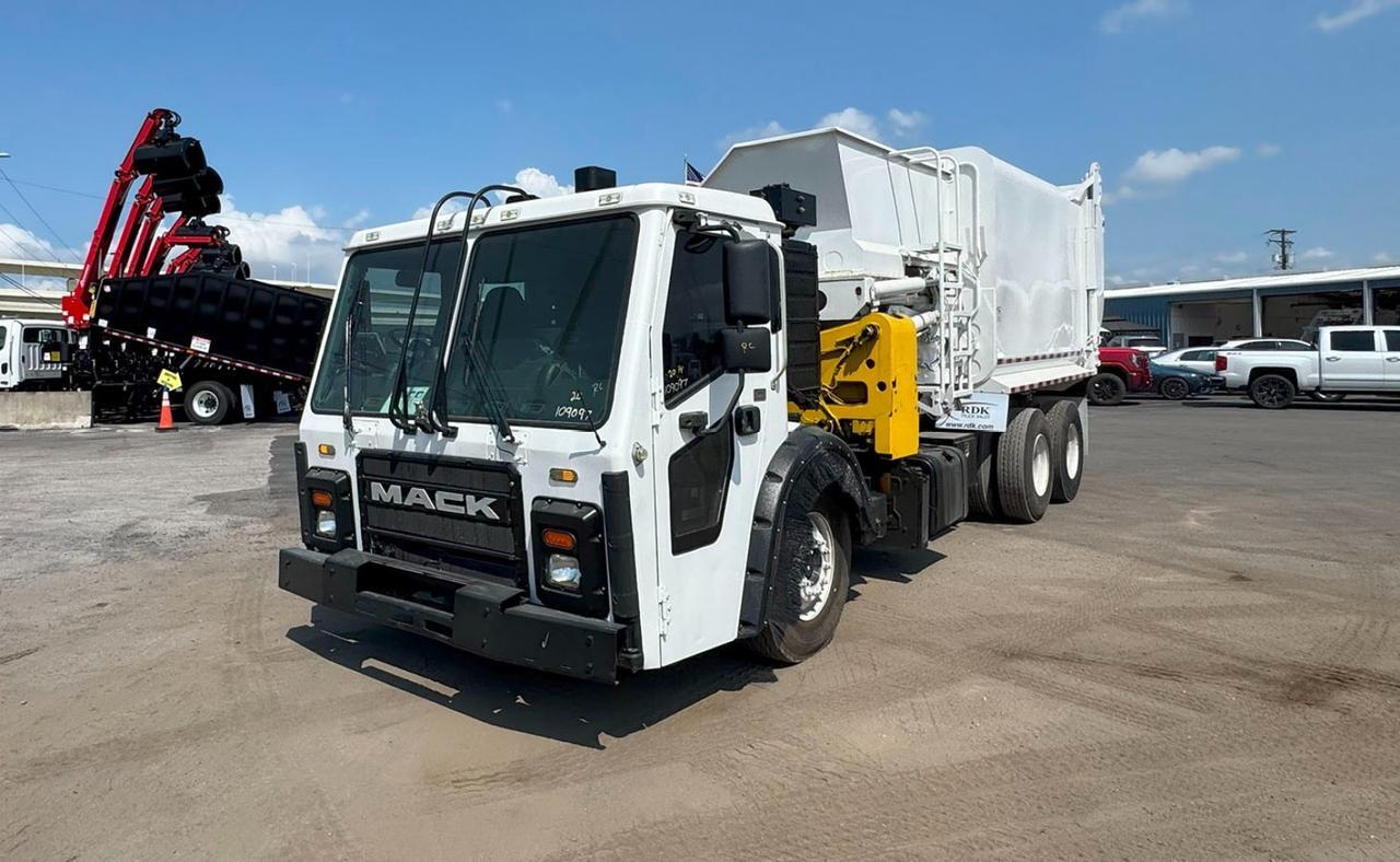 2017 Mack LR613 31 yd Dadee Scorpion Side Loader Garbage Truck Tampa FL