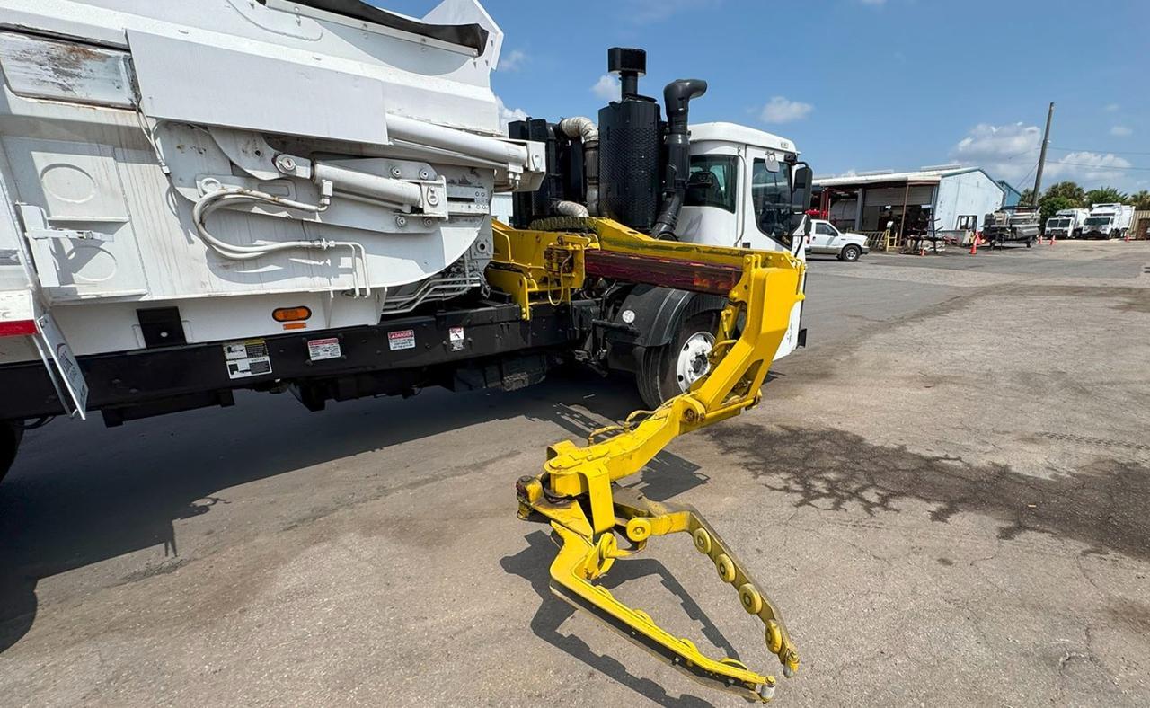 2017 Mack LR613 31 yd Dadee Scorpion Side Loader Garbage Truck Tampa FL