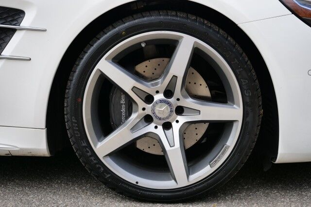 2017 Mercedes-Benz SL 550 Roadster / 4.7L V8 / Massage Seats / Assistance Package! High Point NC