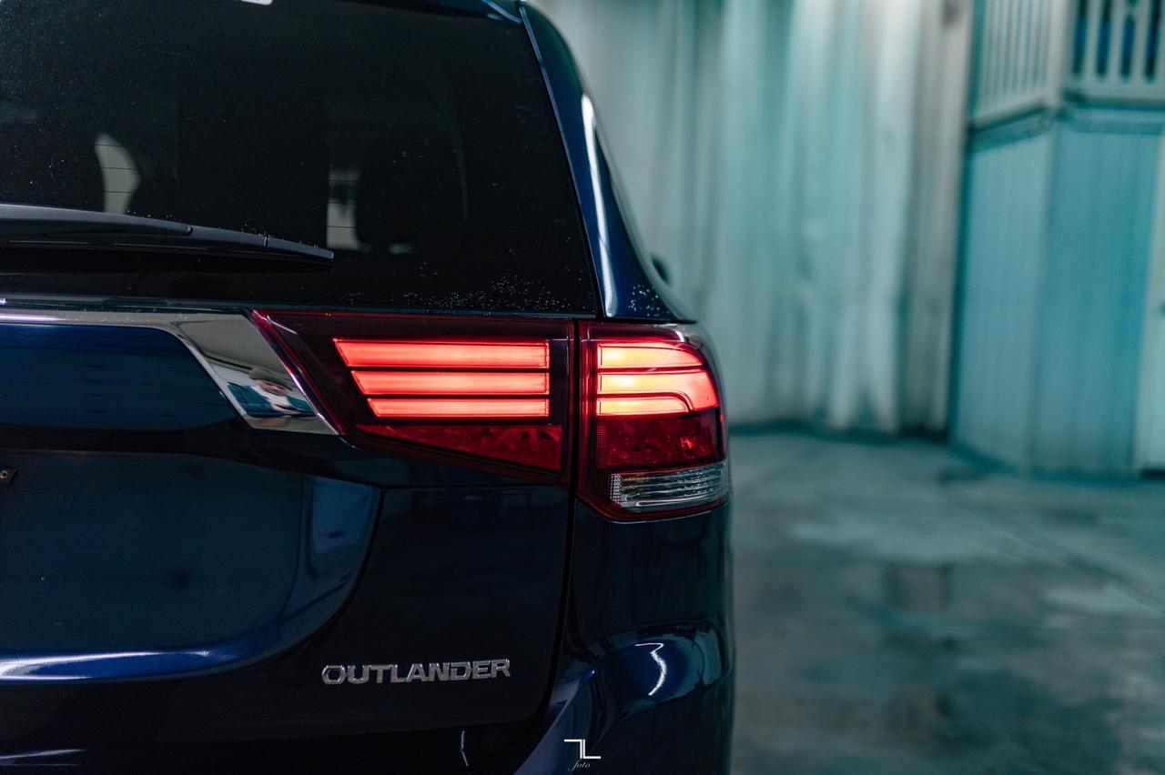 2017 Mitsubishi Outlander AWD ES Leather Roof BCam Red Deer AB