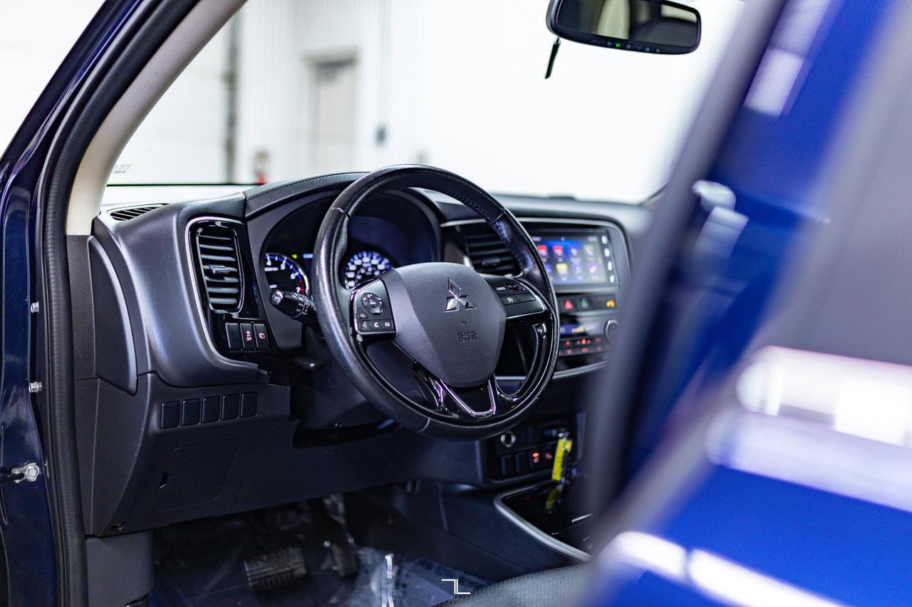 2017 Mitsubishi Outlander AWD ES Leather Roof BCam Red Deer AB