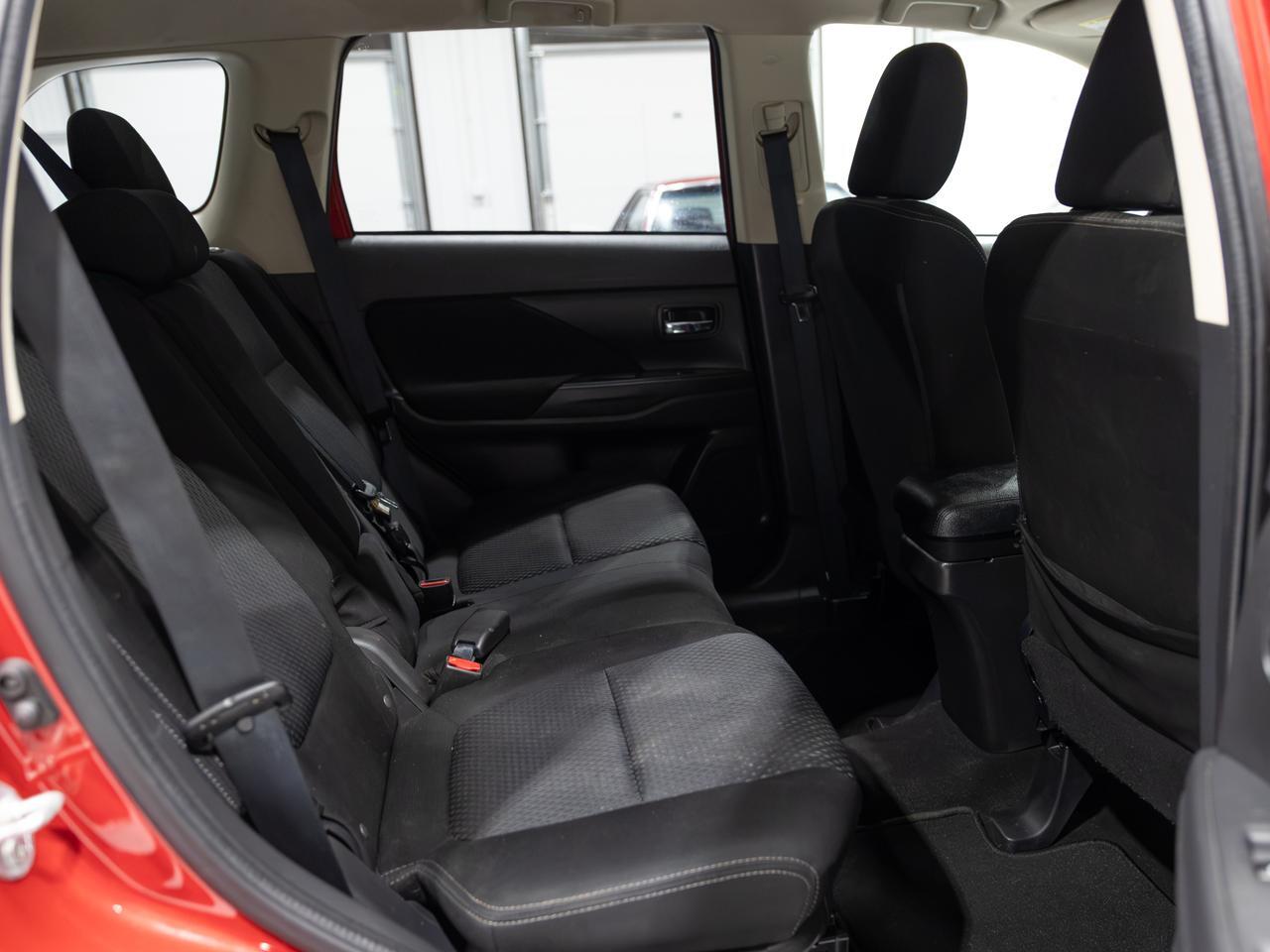 2017 Mitsubishi Outlander ES AWD 7-Passenger Cranberry PA