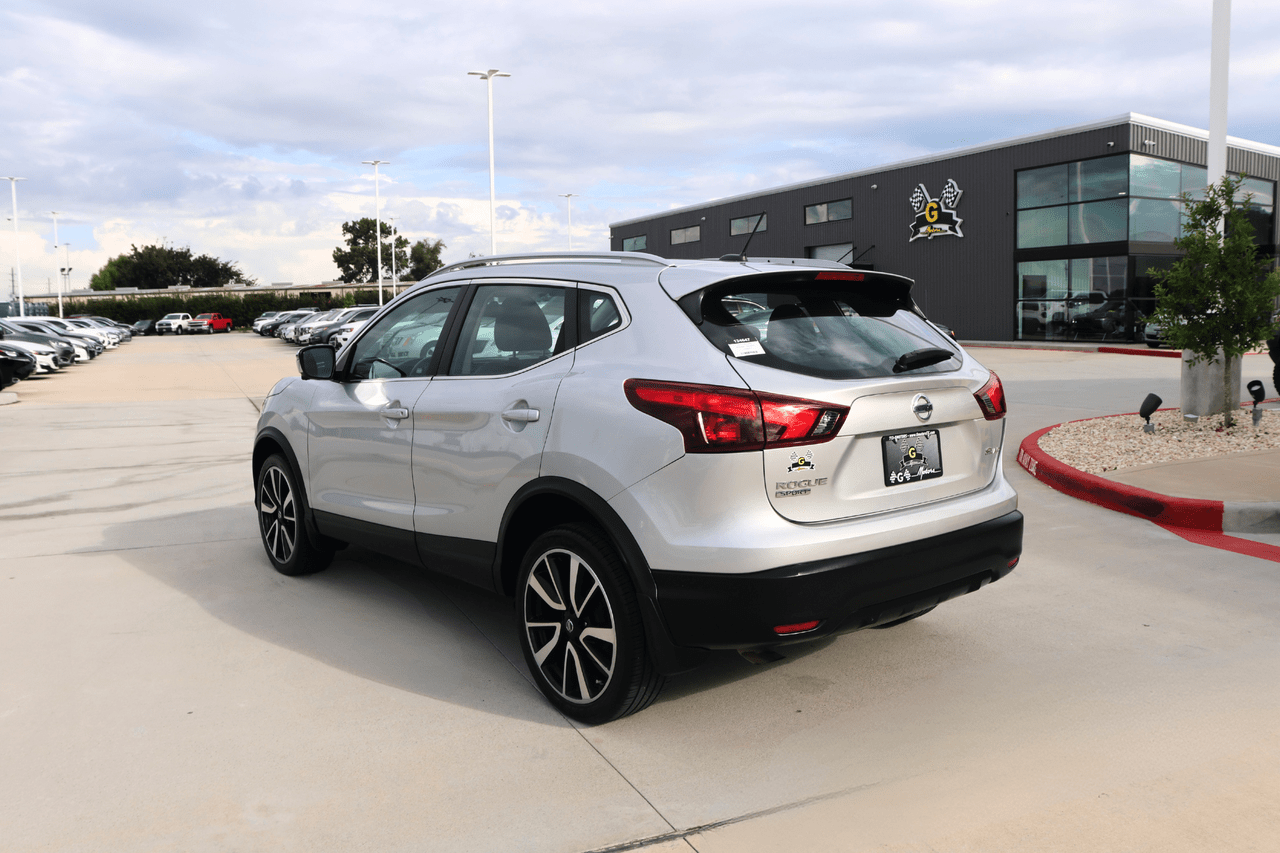 2017 Nissan Rogue Sport S photo 2