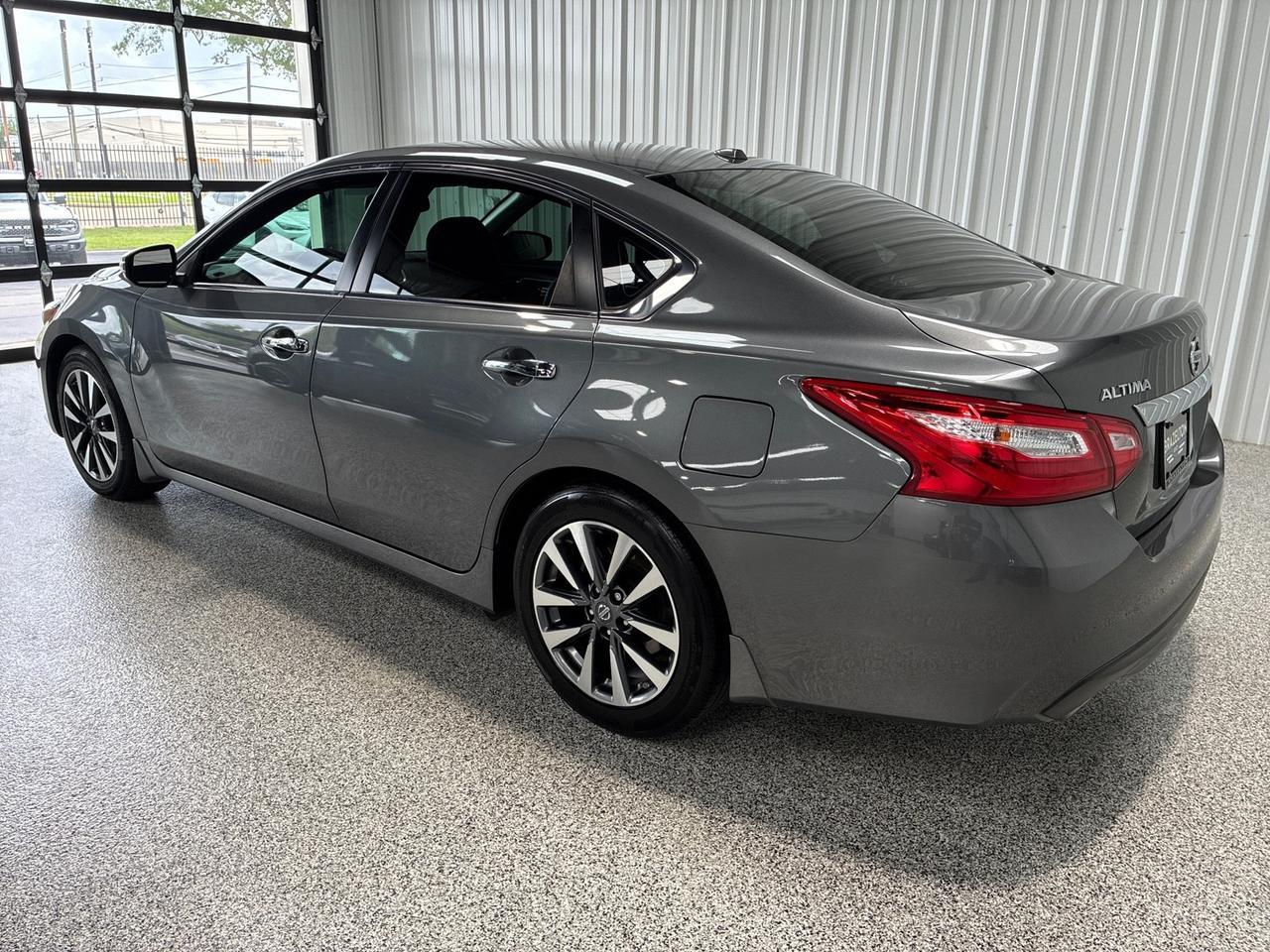 2017 Nissan Altima 2.5 SL, Technology Pkg, Moonroof Pkg, LED Fog Lights, Illuminated Kick Plates