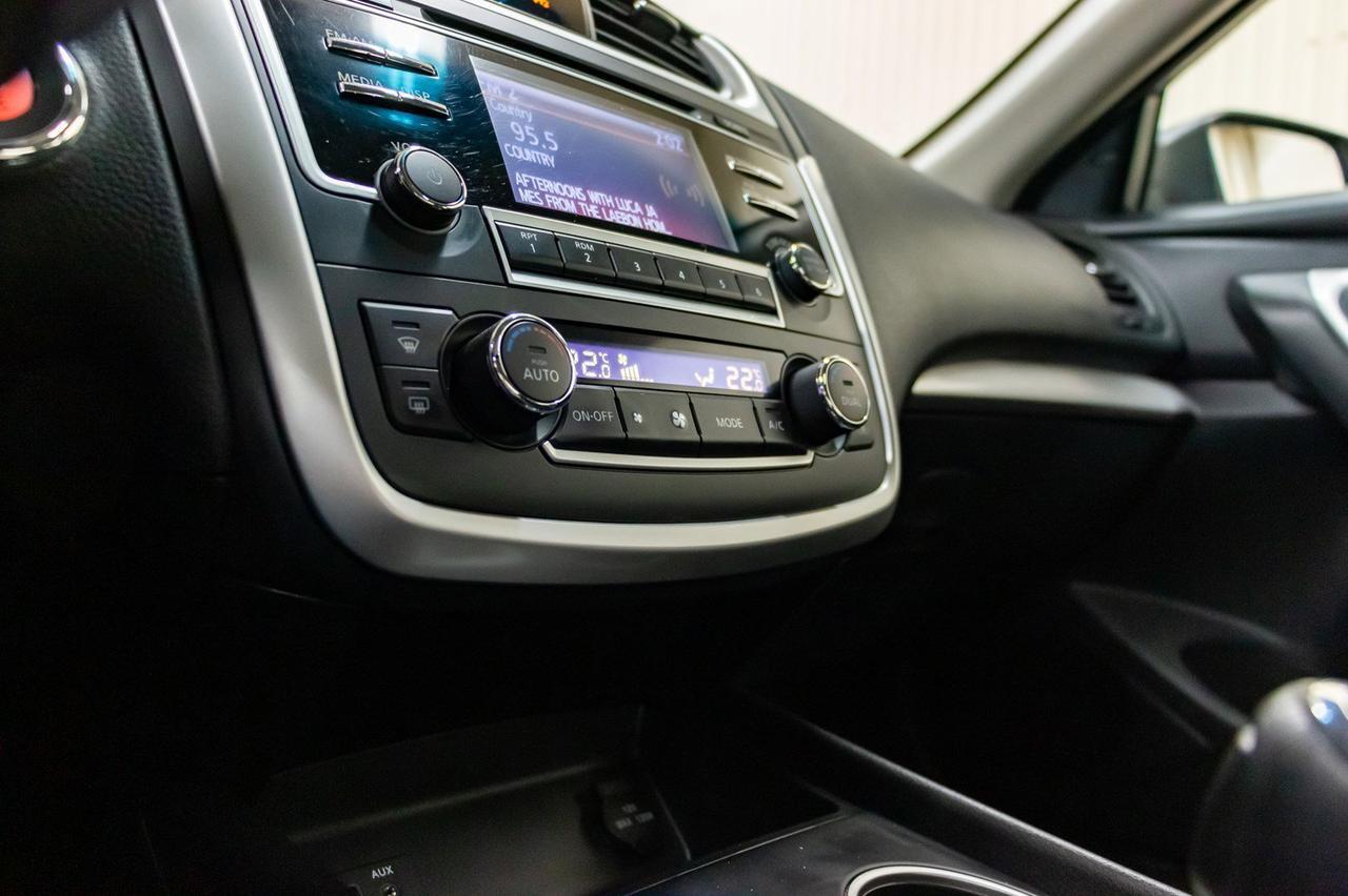 2017 Nissan Altima SV Roof BCam Red Deer AB