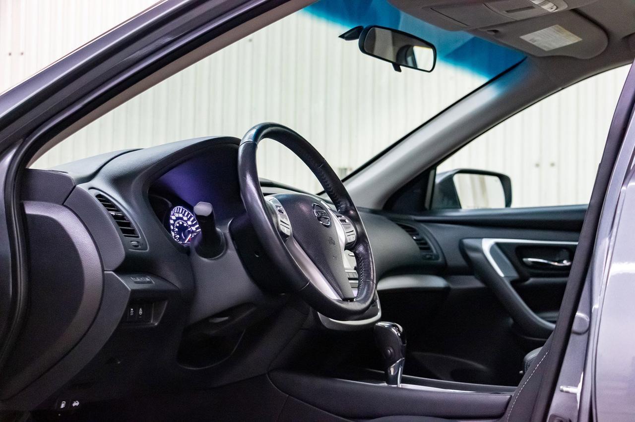 2017 Nissan Altima SV Roof BCam Red Deer AB