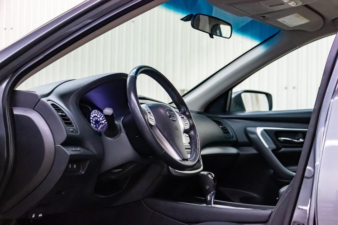 2017 Nissan Altima SV Roof BCam Red Deer AB