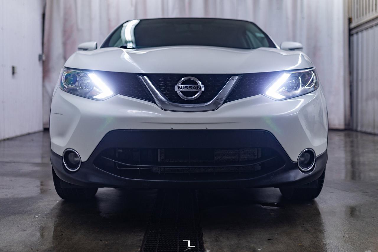 2017 Nissan Qashqai AWD SV Roof BCam Red Deer AB