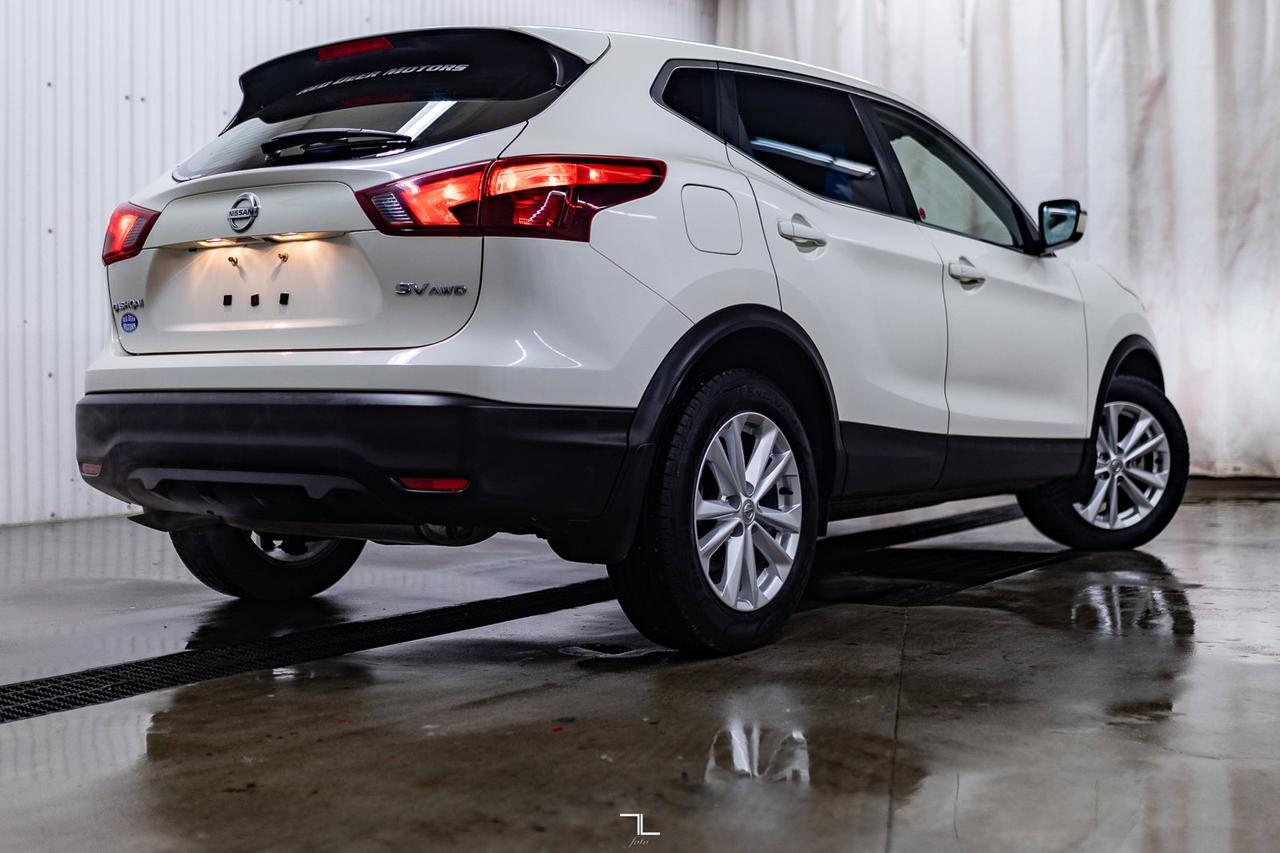 2017 Nissan Qashqai AWD SV Roof BCam Red Deer AB
