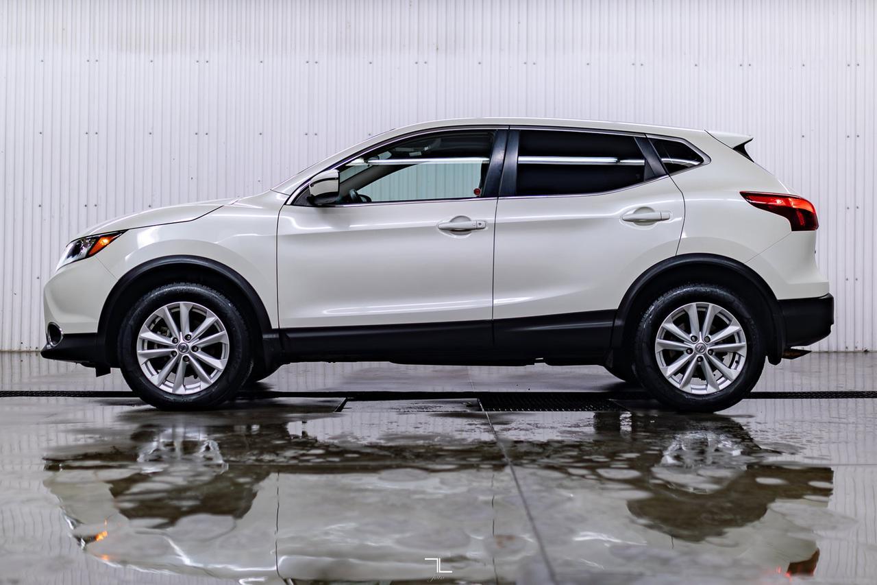 2017 Nissan Qashqai AWD SV Roof BCam Red Deer AB