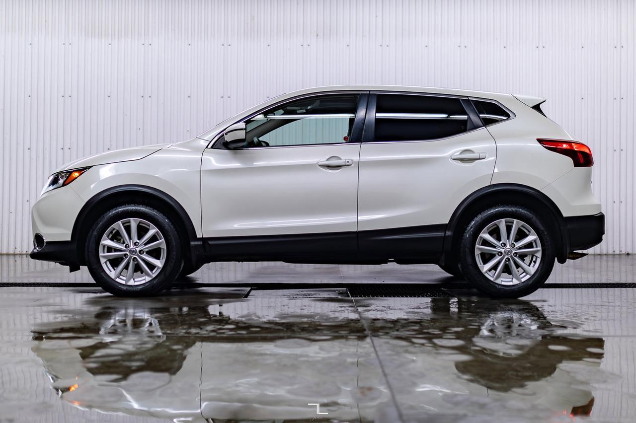 2017 Nissan Qashqai AWD SV Roof BCam Red Deer AB