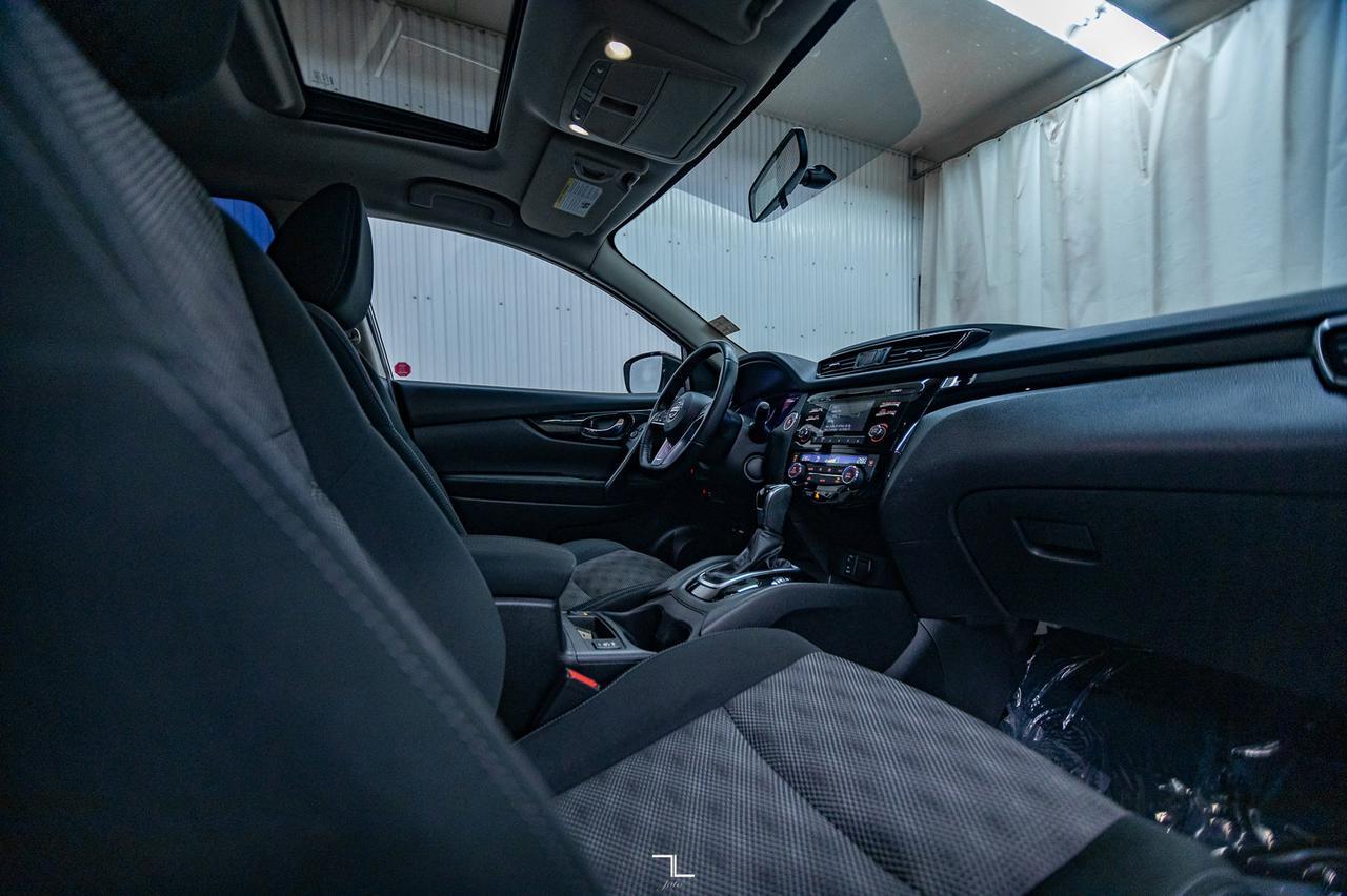 2017 Nissan Qashqai AWD SV Roof BCam Red Deer AB