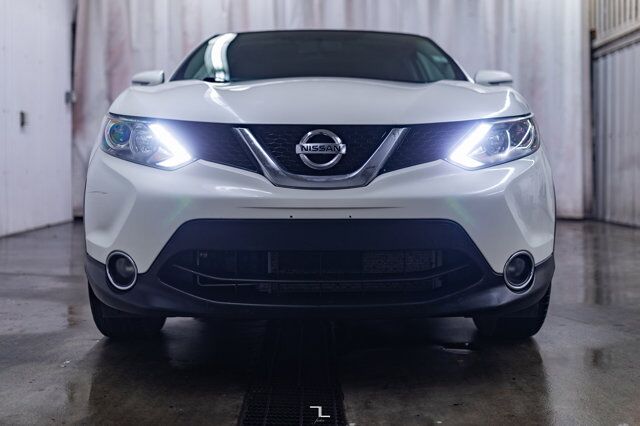 2017 Nissan Qashqai AWD SV Roof BCam Red Deer AB