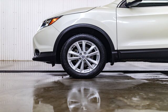 2017 Nissan Qashqai AWD SV Roof BCam Red Deer AB