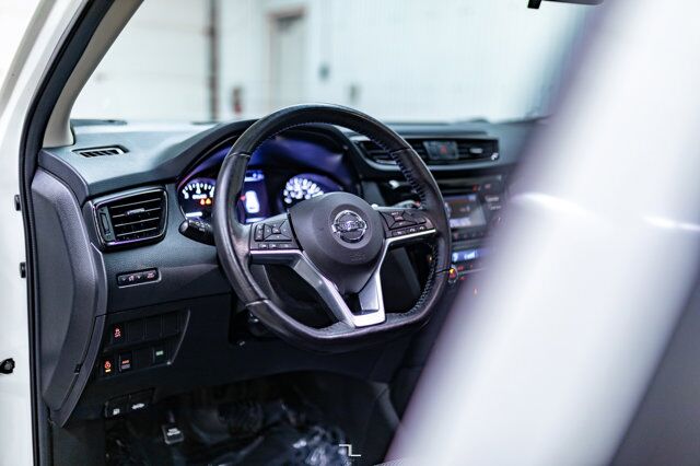 2017 Nissan Qashqai AWD SV Roof BCam Red Deer AB