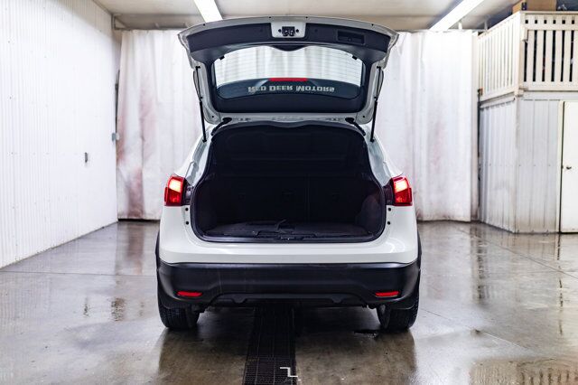 2017 Nissan Qashqai AWD SV Roof BCam Red Deer AB