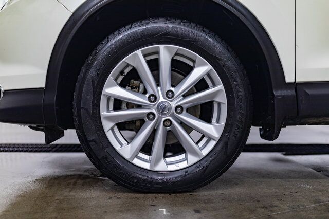 2017 Nissan Qashqai AWD SV Roof BCam Red Deer AB