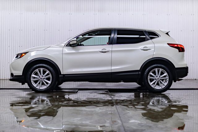 2017 Nissan Qashqai AWD SV Roof BCam Red Deer AB