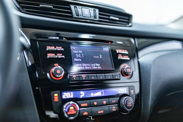 2017 Nissan Qashqai AWD SV Roof BCam Red Deer AB