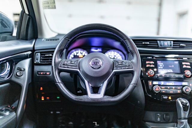 2017 Nissan Qashqai AWD SV Roof BCam Red Deer AB