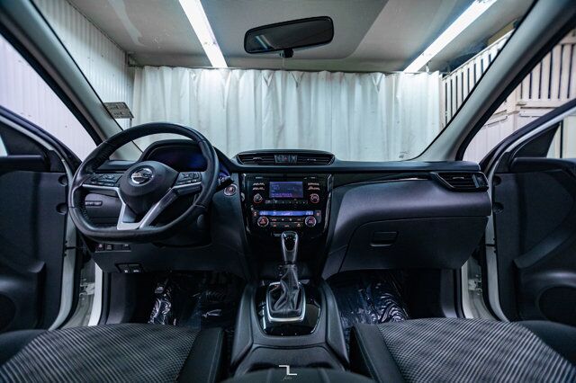 2017 Nissan Qashqai AWD SV Roof BCam Red Deer AB