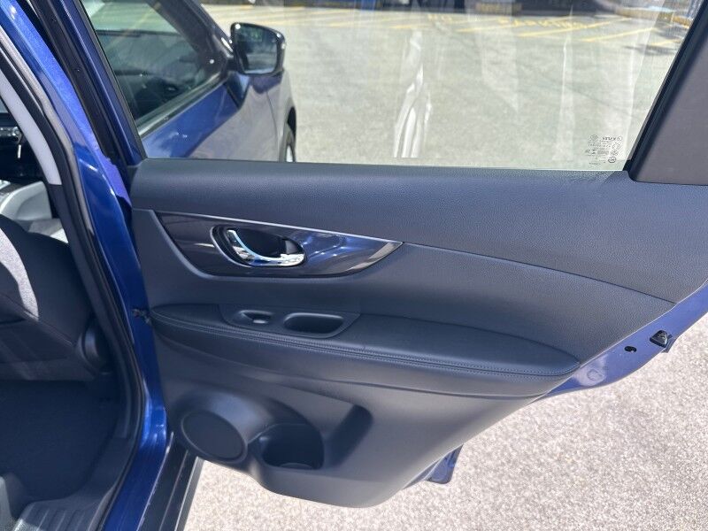 2017 Nissan Rogue SV - HEATED SEATS - NAVIGATION Webster MA