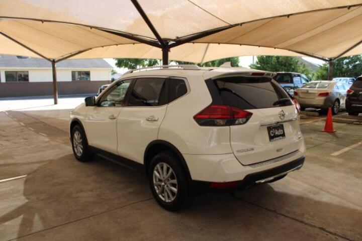 2017 Nissan Rogue SV photo 3